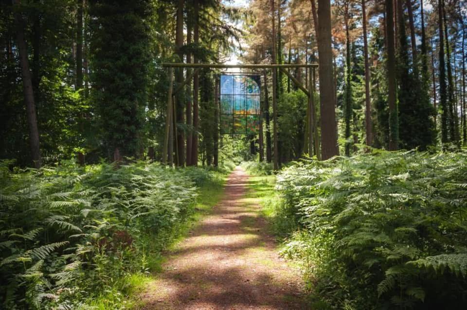 Little Gem In The Forest Of Dean! Hot Tub, Private Garden, Dog Friendly, Smart Tvs And Beautiful Historic Village Location! *