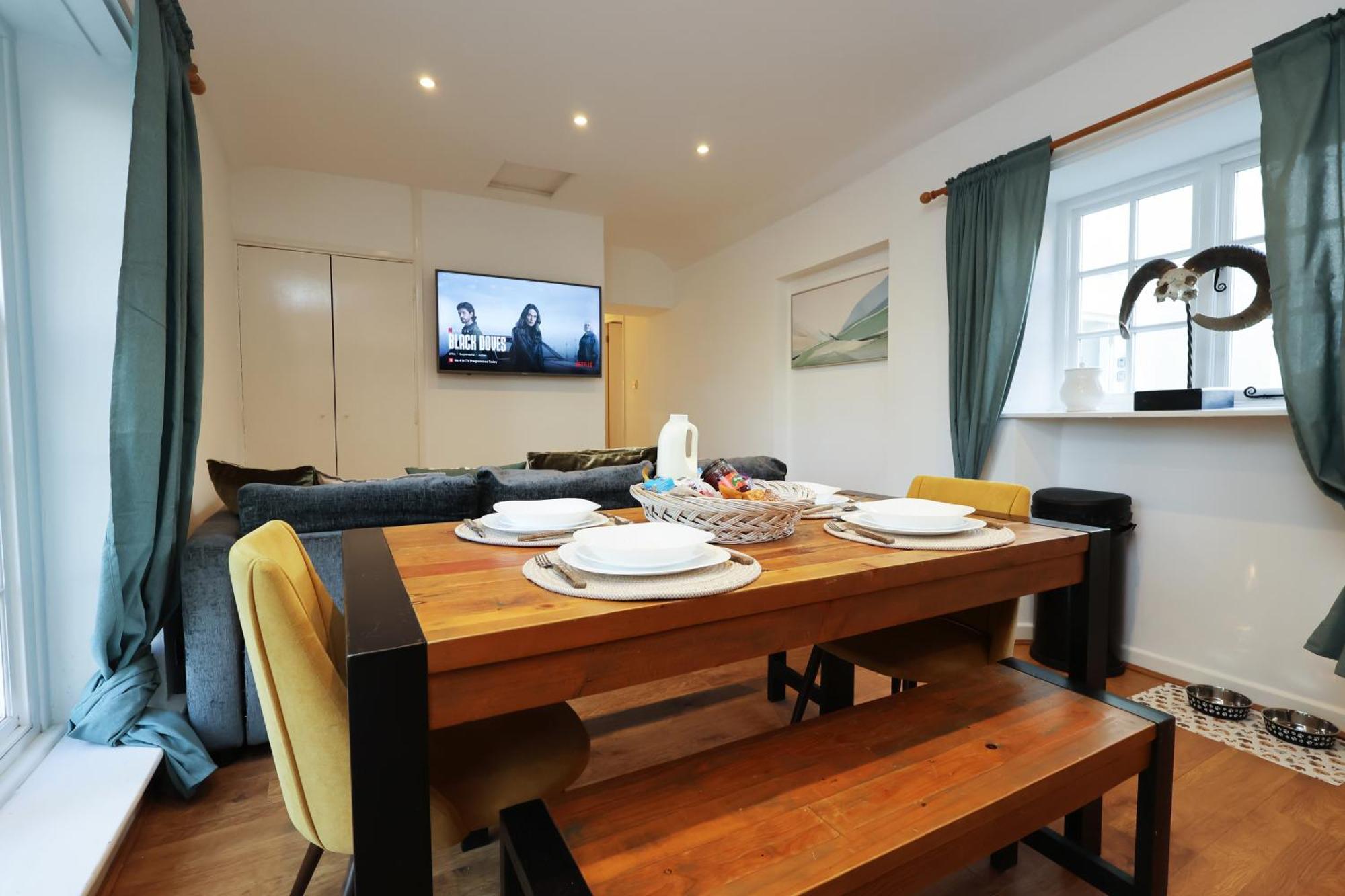 Apartment Little Gem In The Forest Of Dean! Hot Tub, Private Garden, Dog Friendly, Smart Tvs And Beautiful Historic Village Location!