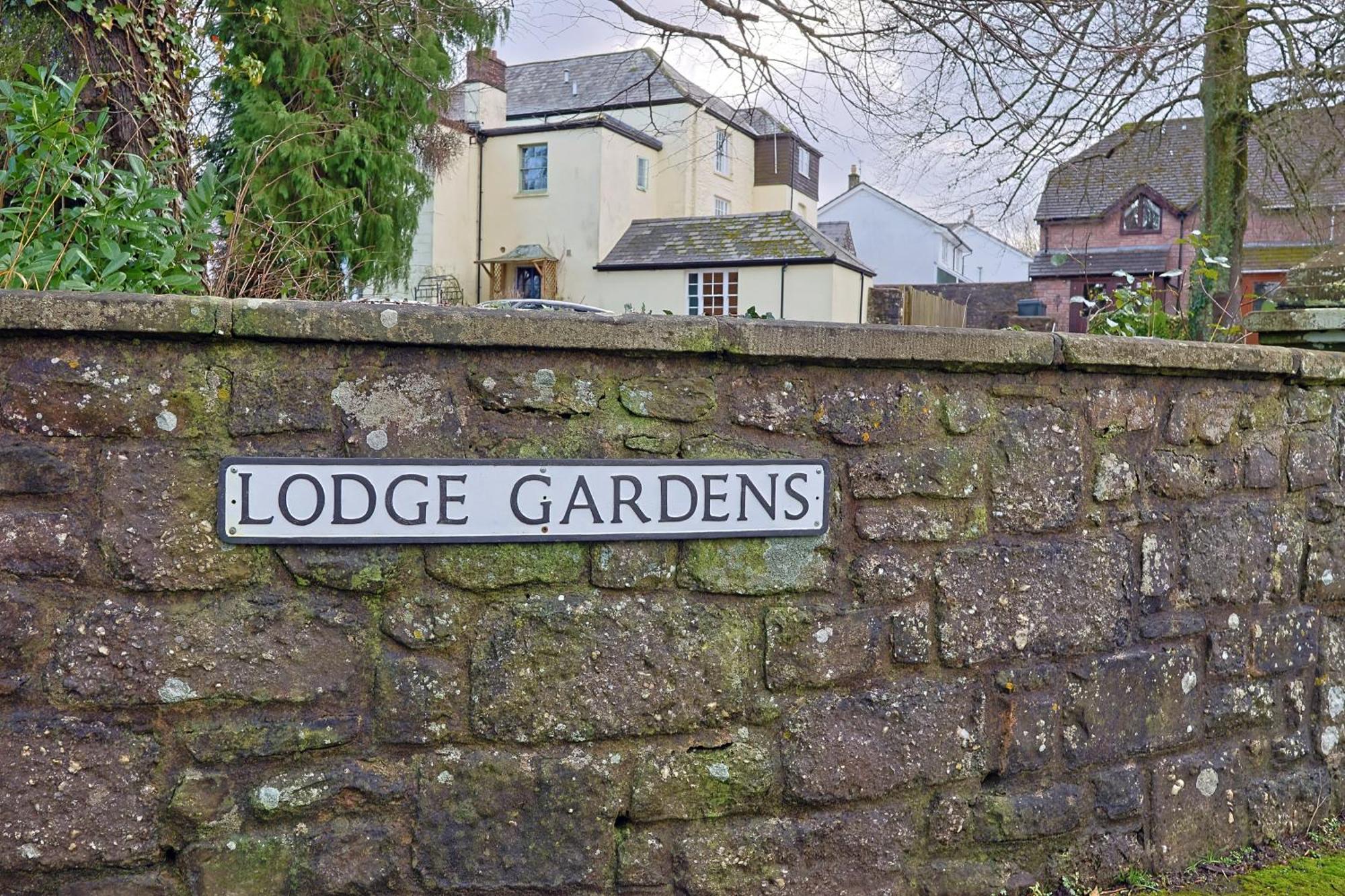 Little Gem In The Forest Of Dean! Hot Tub, Private Garden, Dog Friendly, Smart Tvs And Beautiful Historic Village Location! Saint Briavels