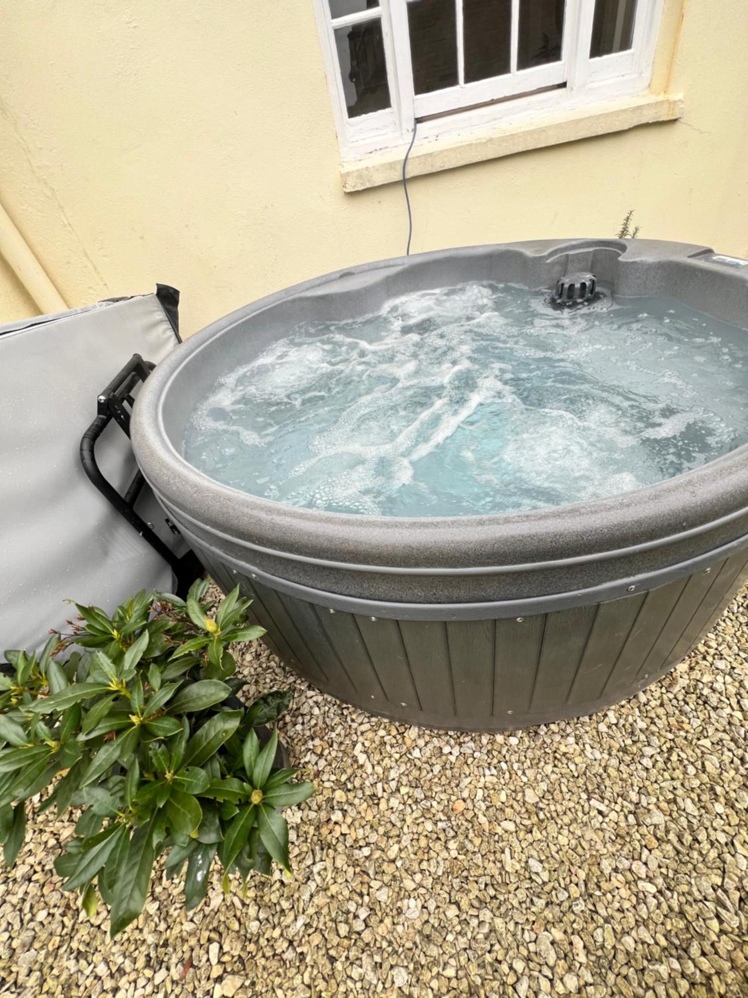 Little Gem In The Forest Of Dean! Hot Tub, Private Garden, Dog Friendly, Smart Tvs And Beautiful Historic Village Location! Apartment